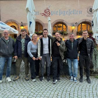 Das Team von der Grünen Oase vor einem Restaurant in Nürnberg.